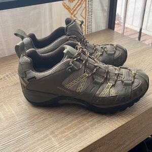 Merrell hiking shoes size 8 NWOT